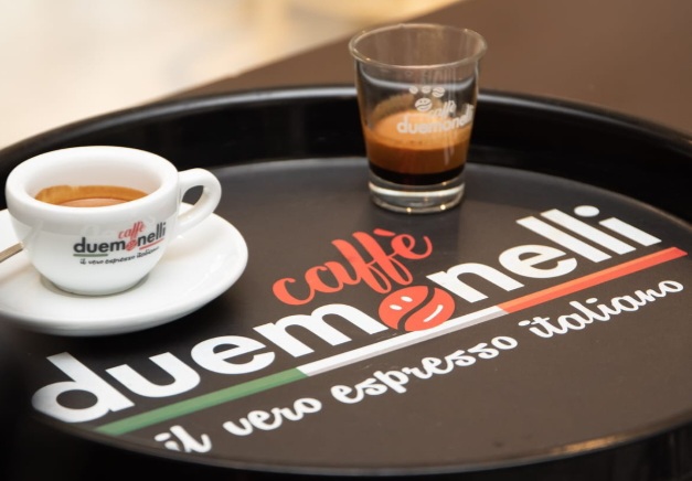 Caffè in tazzina o vetro: il gusto unico di “Due Monelli”